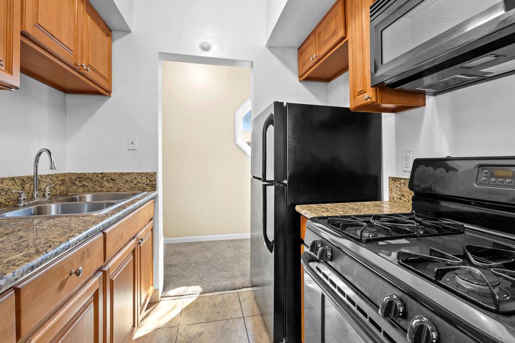 Photos and Video of Baldwin Manor and Windsor Manor Apartments in Los